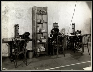 Trois machines à adresser dans le bureau de la blanchisserie Carolyn au 111 East 128th Street, East Harlem, New York, 1929 - Byron Company